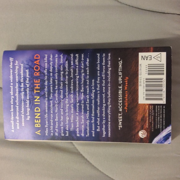 A Bend in the Road by Nicholas Sparks in Paperback - Picture 2 of 2